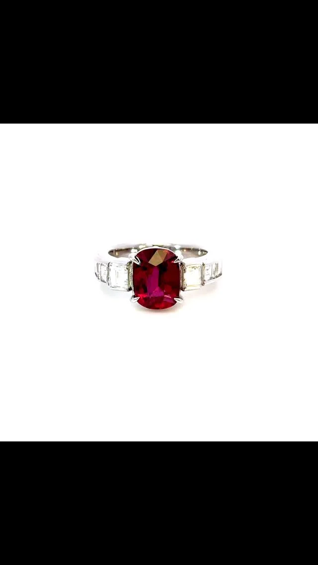 Pt ルビー リング
4.03ct D 1.59ct 

てり艶の良い4ctの大粒ルビーの存在感たるや✨
その魅力を最大限に引き出すべく、他は極力シンプルに。と言っても、透明度の高い上質なダイヤモンドでないと出来ないエメラルドカットのダイヤモンドを贅沢に合わせた気品漂う一級品です😊
 

《金・プラチナ製品買取》
使わなくなったネックレス、壊れたリングなど地金製品を高額査定で買い取り致します。 宝石の買取もご相談下さい。

《毛皮・宝石下取り》
使わなくなった毛皮製品、宝石をお支払いの一部にご利用いただけます。

#ダイヤモンド 
#ルビー 
#ラグジュアリー 
#銀座 
#銀座6丁目 
#交詢ビル 
#jewery 
#diamond 
#ruby
#ginza 
#ginza6 
#ginzasix
#買取 
#買取り