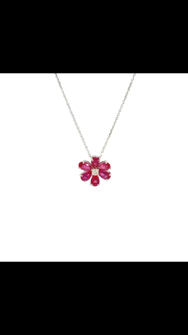 Pt ルビー ペンダント
1.690ct D 0.05ct 
 
重いコートの季節ももうすぐ終わりですね♪
ほんのり桜色が混ざったような赤色がパッと目を惹く、こんな可愛いルビーのお花を身につけて、一足早く春を先取りしませんか？😊

《金・プラチナ製品買取》
使わなくなったネックレス、壊れたリングなど地金製品を高額査定で買い取り致します。 宝石の買取もご相談下さい。

《毛皮・宝石下取り》
使わなくなった毛皮製品、宝石をお支払いの一部にご利用いただけます。

#ダイヤモンド 
#ルビー 
#ラグジュアリー 
#銀座 
#銀座6丁目 
#交詢ビル 
#jewery 
#diamond 
#ruby 
#ginza 
#ginza6 
#ginzasix
#買取 
#買取り