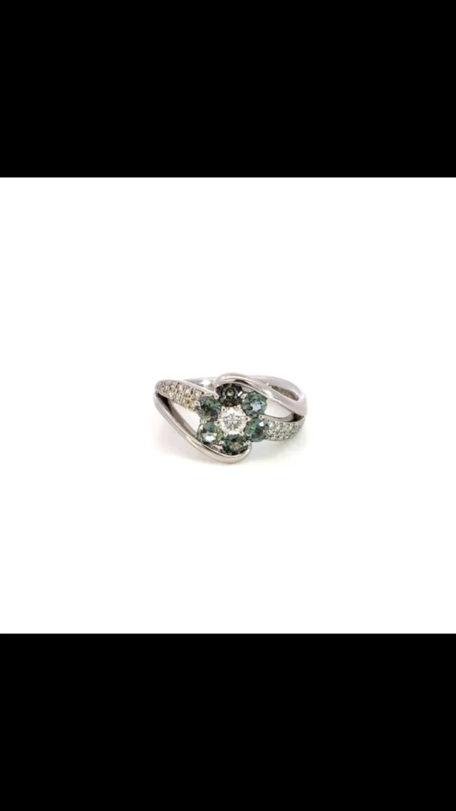 Pt アレキサンドライト リング
0.77ct D 0.32ct 

当店にあるアレキサンドライトのリングは割とダイヤモンドが取巻いていたり、幅広でボリュームがあったりと、マダム感のあるデザインが多い中、こんな可愛いお花のリングがやってきました♪
落ち着いたアレキサンドライトグリーンは馴染みやすく、コーディネートの邪魔にならない、でも華やかさもあり存在感は感じる、そんな一点です😊
 

《金・プラチナ製品買取》
使わなくなったネックレス、壊れたリングなど地金製品を高額査定で買い取り致します。 宝石の買取もご相談下さい。

《毛皮・宝石下取り》
使わなくなった毛皮製品、宝石をお支払いの一部にご利用いただけます。

#ダイヤモンド 
#アレキサンドライト 
#ラグジュアリー 
#銀座 
#銀座6丁目 
#交詢ビル 
#jewery 
#diamond 
#alexandrite 
#ginza 
#ginza6 
#ginzasix
#買取 
#買取り