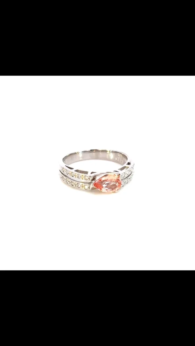 Pt パパラチア リング
0.675ct D 0.15ct 
 
最近の気候はまさに三寒四温で、春の訪れを感じます😊

春と言えば出会いの季節✨

パパラチアは「蓮の花の色」という意味ですが、まさにその名を表したような柔らかく優しい色合いです🪷また、一口にパパラチアサファイアと言っても、その色には濃いもの、ピンク味が強いものなど幅があります。お好みのパパラチアカラーに出会えたら、それもひとつの出会いかもしれません😊

《金・プラチナ製品買取》
使わなくなったネックレス、壊れたリングなど地金製品を高額査定で買い取り致します。 宝石の買取もご相談下さい。

《毛皮・宝石下取り》
使わなくなった毛皮製品、宝石をお支払いの一部にご利用いただけます。

#ダイヤモンド 
#パパラチア
#パパラチアサファイア 
#ラグジュアリー 
#銀座 
#銀座6丁目 
#交詢ビル 
#jewery 
#diamond 
#padparadscha 
#padparadschasapphire 
#ginza 
#ginza6 
#ginzasix
#買取 
#買取り