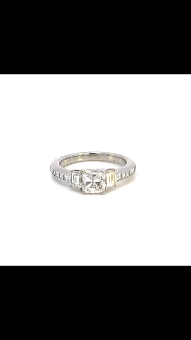 Pt ダイヤモンド リング
1.009ct 0.773ct G VS2

センターのプリンセスカット、サイドのエメラルドカットなど、上質なダイヤモンドでしか出来ないカットを組み合わせたデザインはどこまでもスッキリとシンプルに✨
洗練されたその輝き、存在感はラグジュアリーそのものです😊

《金・プラチナ製品買取》
使わなくなったネックレス、壊れたリングなど地金製品を高額査定で買い取り致します。 宝石の買取もご相談下さい。

《毛皮・宝石下取り》
使わなくなった毛皮製品、宝石をお支払いの一部にご利用いただけます。

#ダイヤモンド 
#ラグジュアリー 
#銀座 
#銀座6丁目 
#交詢ビル 
#jewery 
#diamond 
#ginza 
#ginza6 
#ginzasix
#買取 
#買取り