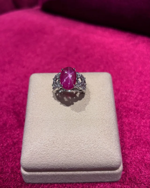 Pt スタールビー リング
5.180ct D 0.250ct

キズのない透明性と、その発色に美しさと価値があるのが宝石ですが例外もあります。その一つがスタールビーです。ライトを当てると六条の綺麗な輝き、いわゆるスターを放ちます。このスターは透明度が低くルビーの発色が損なわれる程強く出る…という皮肉なものです。だからこそ良質なスタールビーを判断する目を持った方、通な方にこそ好まれる宝石ではないでしょうか😊

《金・プラチナ製品買取》
使わなくなったネックレス、壊れたリングなど地金製品を高額査定で買い取り致します。 宝石の買取もご相談下さい。

《毛皮・宝石下取り》
使わなくなった毛皮製品、宝石をお支払いの一部にご利用いただけます。

#スタールビー 
#ルビー 
#ダイヤモンド
#ラグジュアリー 
#銀座 
#銀座6丁目 
#交詢ビル 
#ruby 
#红宝石 
#星红宝石 
#jewery 
#diamond 
#ginza 
#ginza6 
#ginzasix
#買取 
#買取り