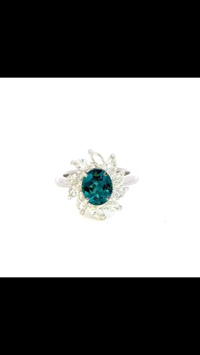 Pt トルマリン/ダイヤモンド リング
1.87ct D 1.11ct 

様々な色があるトルマリンですが、その中でも深みのあるブルーグリーンの色を持つものをインディゴブルートルマリンと呼び、パライバトルマリンに次ぐ貴重な宝石と言われています。
小粒なものが大半で、こちらのような大粒で、かつテリ透明度の高いインディゴブルーは大変希少になります😊
 

《金・プラチナ製品買取》
使わなくなったネックレス、壊れたリングなど地金製品を高額査定で買い取り致します。 宝石の買取もご相談下さい。

《毛皮・宝石下取り》
使わなくなった毛皮製品、宝石をお支払いの一部にご利用いただけます。

#ダイヤモンド 
#インディゴブルートルマリン 
#トルマリン 
#ラグジュアリー 
#銀座 
#銀座6丁目 
#交詢ビル 
#jewery 
#diamond 
#tormaline 
#蓝碧玺 
#碧玺 
#ginza 
#買取 
#買取り