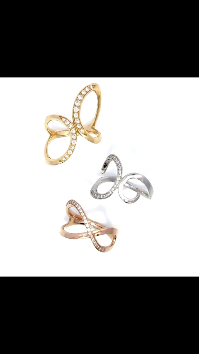 K18ダイヤモンド リング（上）
0.30ct 

Pt ダイヤモンド リング（中）
0.20ct

K18PG ダイヤモンド リング
0.180ct
 
ようやく春本番ですね♪
4月は新生活が始まったりと何かと落ち着かない方もいるかと思いますが、そんなときこそ身も心も軽やかに過ごしたいですね。もちろんおしゃれ心も忘れずに😁
遊び心のある曲線が、日常使いにぴったりです😊

《金・プラチナ製品買取》
使わなくなったネックレス、壊れたリングなど地金製品を高額査定で買い取り致します。 宝石の買取もご相談下さい。

《毛皮・宝石下取り》
使わなくなった毛皮製品、宝石をお支払いの一部にご利用いただけます。

#ダイヤモンド 
#ラグジュアリー 
#銀座 
#銀座6丁目 
#交詢ビル 
#jewery 
#diamond 
#ginza 
#ginza6 
#ginzasix
#買取 
#買取り