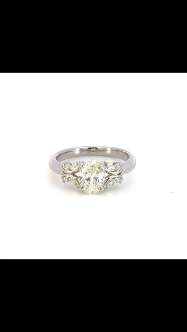 Pt ダイヤモンド リング
1.011ct 0.14ct  J SI2
 
シンプルですが、サイドがマーキスカットとラウンドカットと、2種類のカットのダイヤモンドを配置しており、蝶々🦋の様にも見える？ありそうで無い繊細なデザインです😊

《金・プラチナ製品買取》
使わなくなったネックレス、壊れたリングなど地金製品を高額査定で買い取り致します。 宝石の買取もご相談下さい。

《毛皮・宝石下取り》
使わなくなった毛皮製品、宝石をお支払いの一部にご利用いただけます。

#ダイヤモンド 
#ラグジュアリー 
#銀座 
#銀座6丁目 
#交詢ビル 
#jewery 
#diamond 
#ginza 
#ginza6 
#ginzasix
#買取 
#買取り
