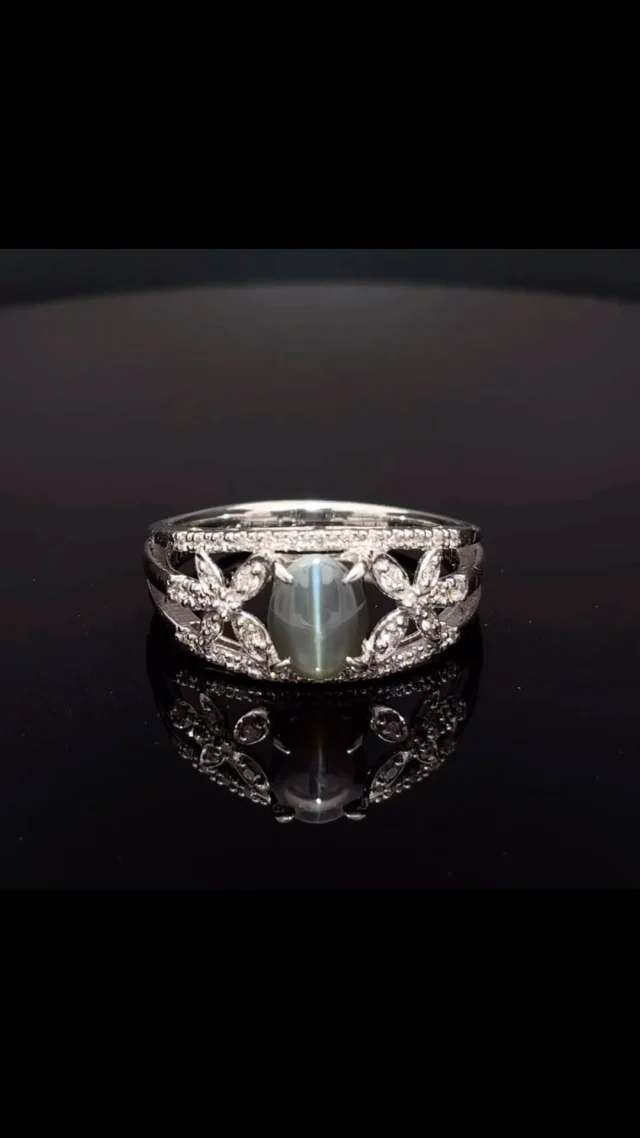Pt アレキサンドライトキャッツアイ リング
1.718ct D 0.20ct 
 
アレキサンドライトキャッツアイは、宝石の王様であるアレキサンドライトにシャトヤンシー効果（キャッツアイ）が出ているもので、クリソベリルキャッツアイより価値が高く、またアレキ自体小粒なものが多い中、1.5ctupのこちらはさらに希少性が増します✨
透かし彫りの様なデザインが相まって、華やかさがありながらも落ち着いた上品な一点です😊

《金・プラチナ製品買取》
使わなくなったネックレス、壊れたリングなど地金製品を高額査定で買い取り致します。 宝石の買取もご相談下さい。

《毛皮・宝石下取り》
使わなくなった毛皮製品、宝石をお支払いの一部にご利用いただけます。

#ダイヤモンド 
#アレキサンドライト 
#アレキサンドライトキャッツアイ 
#ラグジュアリー 
#銀座 
#銀座6丁目 
#交詢ビル 
#jewery 
#diamond 
#alexandritecateye 
#ginza 
#ginza6 
#ginzasix
#買取 
#買取り 
#钻石 ダイヤモンド
#帕拉伊巴碧玺 パライバトルマリン
#红宝石 ルビー
#蓝宝石 サファイア
#翠 エメラルド
#亚历山大变石 アレキサンドライト