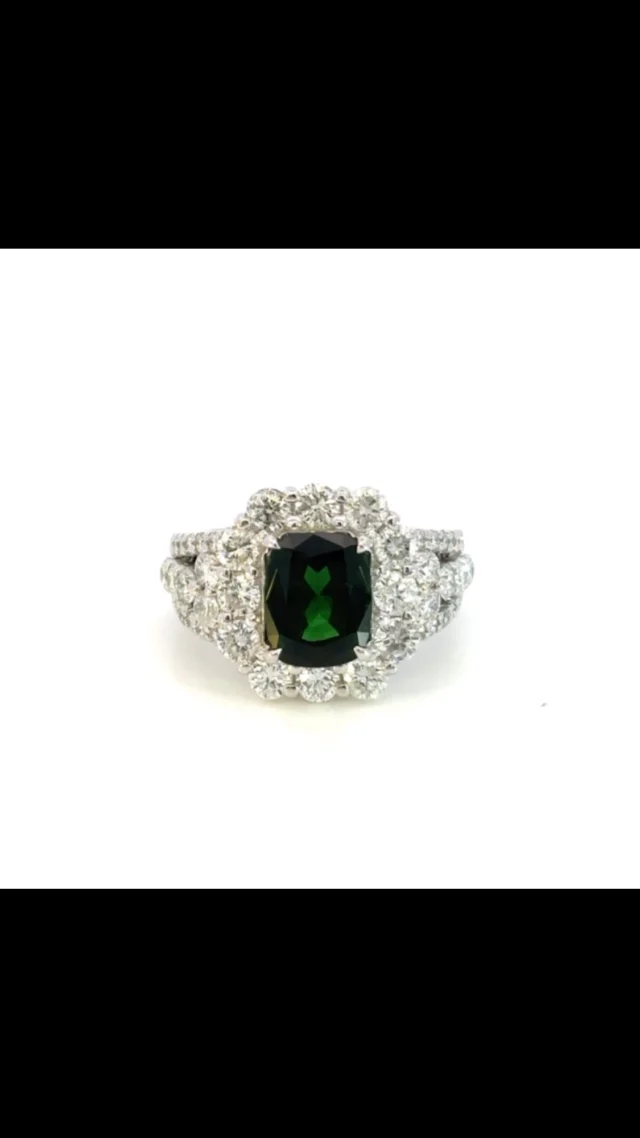 Pt グリーンガーネット リング
2.610ct D 2.09ct 
 
落ち着いた森林を思わせる深い緑色、グリーンガーネット。この深みのある色合いと透明感を併せ持つグリーンガーネットはあまりありません。
大粒で華やかさがありながらも、知性や、慈愛、安らぎを感じさせてくれる、そんな宝石です😊

《金・プラチナ製品買取》
使わなくなったネックレス、壊れたリングなど地金製品を高額査定で買い取り致します。 宝石の買取もご相談下さい。

《毛皮・宝石下取り》
使わなくなった毛皮製品、宝石をお支払いの一部にご利用いただけます。

#ダイヤモンド 
#ガーネット 
#グリーンガーネット 
#ラグジュアリー 
#绿色石榴石 
#珠宝 
#銀座 
#銀座6丁目 
#交詢ビル 
#jewery 
#diamond 
#garnet 
#greengarnet 
#ginza 
#ginza6 
#ginzasix
#買取 
#買取り