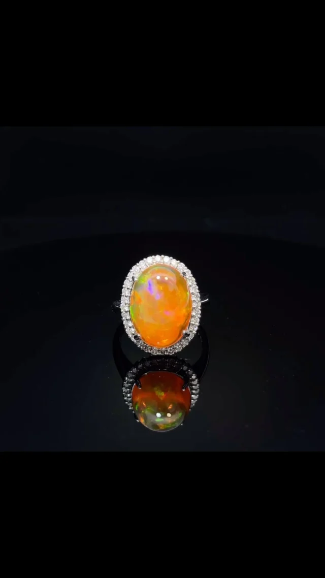 Pt ファイアーオパール リング
5.84ct D 0.43ct 
 
鮮やかなオレンジ色の中に、七色の遊色効果が見られるファイアーオパール。メキシコ産の物が多く、メキシコオパールとも呼ばれています。
ゆらゆらと七色に輝く遊色は、その名の通りまるで炎のようで神秘的です😊

《金・プラチナ製品買取》
使わなくなったネックレス、壊れたリングなど地金製品を高額査定で買い取り致します。 宝石の買取もご相談下さい。

《毛皮・宝石下取り》
使わなくなった毛皮製品、宝石をお支払いの一部にご利用いただけます。

#ダイヤモンド 
#ファイアーオパール 
#ラグジュアリー 
#銀座 
#銀座6丁目 
#交詢ビル 
#jewery 
#diamond 
#fireopal 
#ginza 
#ginza6 
#ginzasix
#買取 
#買取り 
#钻石 ダイヤモンド
#火蛋白石 ファイアーオパール
#帕拉伊巴碧玺 パライバトルマリン
#红宝石 ルビー
#蓝宝石 サファイア
#翠 エメラルド
#亚历山大变石 アレキサンドライト