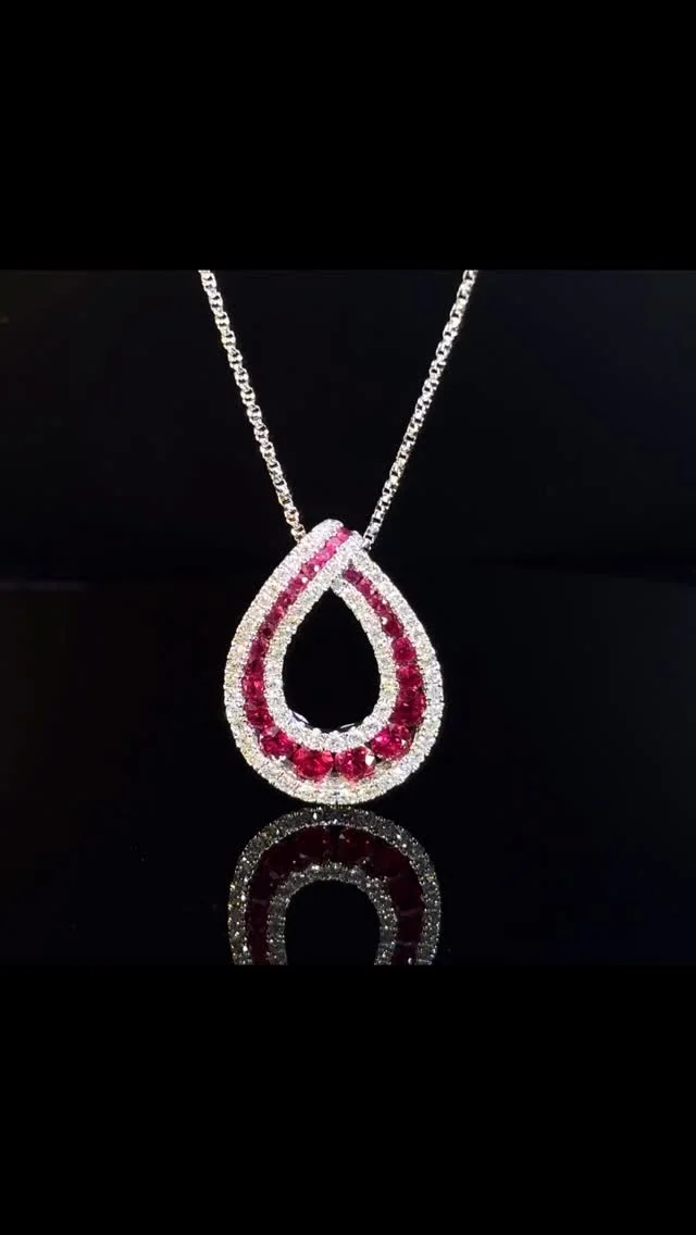 Pt ルビー/ダイヤモンド ペンダント
0.71ct D 0.41ct 

「宝石の女王」とも呼ばれるルビー。
目を惹くその鮮やかで情熱的なルビーレッドの輝きは、身に付ける人をより華やかに美しく輝かせてくれるでしょう😊
 

《金・プラチナ製品買取》
使わなくなったネックレス、壊れたリングなど地金製品を高額査定で買い取り致します。 宝石の買取もご相談下さい。

《毛皮・宝石下取り》
使わなくなった毛皮製品、宝石をお支払いの一部にご利用いただけます。

#ダイヤモンド 
#ルビー 
#ラグジュアリー 
#銀座 
#銀座6丁目 
#交詢ビル 
#jewery 
#diamond 
#ruby 
#ginza 
#ginza6 
#ginzasix
#買取 
#買取り 
#钻石 ダイヤモンド
#帕拉伊巴碧玺 パライバトルマリン
#红宝石 ルビー
#蓝宝石 サファイア
#翠 エメラルド
#亚历山大变石 アレキサンドライト