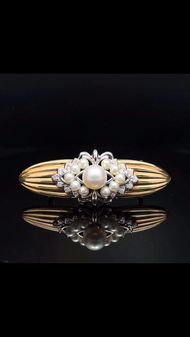 Pt/K18 アコヤ真珠 帯留
D 0.28ct 

なんとも格好いい！こんな帯留めを着けて着物を粋に着こなして銀ブラ〜♪な方がいたら素敵です😍

💎大創業祭💎4/26〜5/25
明日から始まります。パパラチアサファイアやパライバトルマリン、アレキサンドライトなどの希少石はもちろん、資産としても注目されているピンクダイヤなど、とてもお得に手に入れられるチャンスです✨ぜひ銀座に来た際はお寄り下さい😊
 

《金・プラチナ製品買取》
使わなくなったネックレス、壊れたリングなど地金製品を高額査定で買い取り致します。 宝石の買取もご相談下さい。

《毛皮・宝石下取り》
使わなくなった毛皮製品、宝石をお支払いの一部にご利用いただけます。

#ダイヤモンド 
#パール 
#アコヤパール 
#ラグジュアリー 
#あこや真珠 
#真珠 
#銀座 
#銀座6丁目 
#交詢ビル 
#jewery 
#diamond 
#saphire 
#ginza 
#ginzasix
#買取 
#買取り 
#钻石 ダイヤモンド
#阿古屋珍珠
#akoya珍珠 
#珍珠