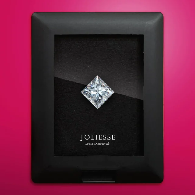 最高に美しい資産商品
それがダイヤモンドです💎

様々なシェイプ(形状)のカッティングがあり
美しさや輝き方もそれぞれに特徴があるので
色々なシェイプをコレクションしてみるのも
ひとつの楽しみです。

写真はプリンセスカット（Princess）のダイヤモンドです。

ジョリエスでは、
高品質なダイヤモンドを、
国際相場を基準にした価値ある卸値価格*で
皆さまにお届けしています。

購入のご検討は
店舗もしくはWebサイトから。

【店舗のご案内】
ジョリエスの店舗は銀座にございます。

場所は銀座6丁目の交詢ビル3Fです。
(1,2Fがバーニーズ・ニューヨークのビルです)

ハイジュエリー販売を始め
資産価値の高いダイヤモンドの💎✨
価格相場の最新情報や
稀少な商品をご提供いたします。

銀座にお越しの際は
ぜひ一度お立ち寄りください♪

*卸値価格とは業者間取引と同様の、仕入れた価格に手数料と最低限の利益を含めた価格で、高級ブランドのような付加価値料金を載せていない価格です。

#diamond 
#loosediamonds 
#ダイヤモンド 
#資産ダイヤモンド
#宝石 
#魅力 
#資産 
#輝き 
#美しい