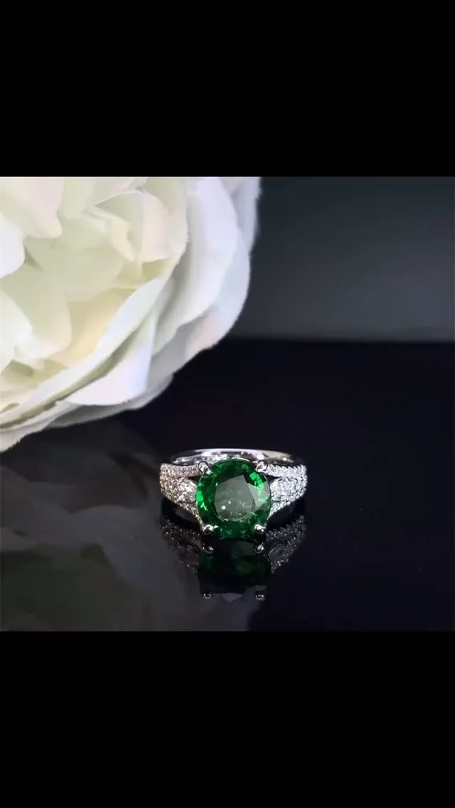 Pt グリーンガーネット リング
4.19ct D0.47ct

透明感があり、くすみの無い明るいグリーンは瑞々しく新緑を思わせます🌳
サイドのダイヤモンドは一見シンプルですが、繊細なデザインになっており、華やかで気品溢れる一点です😊

《金・プラチナ製品買取》
使わなくなったネックレス、壊れたリングなど地金製品を高額査定で買い取り致します。 宝石の買取もご相談下さい。

《毛皮・宝石下取り》
使わなくなった毛皮製品、宝石をお支払いの一部にご利用いただけます。

#ダイヤモンド 
#グリーンガーネット 
#ラグジュアリー 
#銀座 
#銀座6丁目 
#交詢ビル 
#jewery 
#diamond 
#garnett 
#ginza 
#ginza6 
#ginzasix
#買取 
#買取り 
#钻石 ダイヤモンド
#帕拉伊巴碧玺 パライバトルマリン
#红宝石 ルビー
#蓝宝石 サファイア
#翠 エメラルド
#亚历山大变石 アレキサンドライト