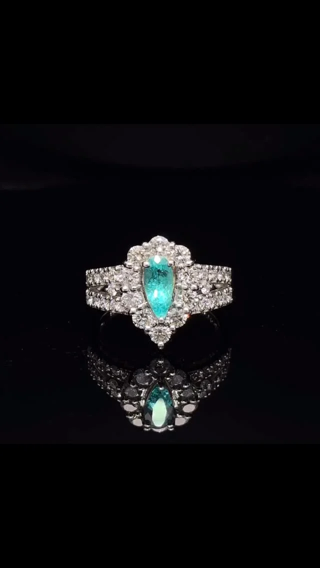 Pt パライバトルマリン リング
0.45ct D 0.75ct 
 
希少石であるパライバトルマリンですが、特に希少性が高いブラジル産はネオンブルーが美しいのが特徴です。内から発光するようなその輝きは小粒でも人々の視線を惹きつける魅力があります😊

《金・プラチナ製品買取》
使わなくなったネックレス、壊れたリングなど地金製品を高額査定で買い取り致します。 宝石の買取もご相談下さい。

《毛皮・宝石下取り》
使わなくなった毛皮製品、宝石をお支払いの一部にご利用いただけます。

#ダイヤモンド 
#パライバ 
#パライバトルマリン 
#ラグジュアリー 
#銀座 
#銀座6丁目 
#交詢ビル 
#jewery 
#diamond 
#paraiba 
#paraibatourmaline 
#ginza 
#ginza6 
#ginzasix
#買取 
#買取り 
#钻石 ダイヤモンド
#帕拉伊巴碧玺 パライバトルマリン
#红宝石 ルビー
#蓝宝石 サファイア
#翠 エメラルド
#亚历山大变石 アレキサンドライト