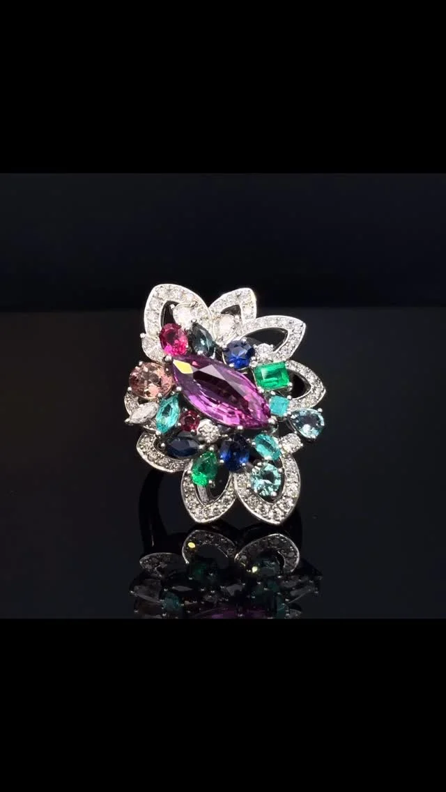 Pt パープルサファイア リング
2.191ct マルチ2.044ct D0.77ct 

 パープルサファイアを中心に、パパラチアサファイア、エメラルド、パライバトルマリン、アレキサンドライト、ルビー、サファイアなど希少石をふんだんに散りばめた、なんとも豪華な一点✨こちらはオリジナルデザインの一点物になります😊まるで広げた孔雀の羽のような華やかさと優雅さが感じられませんか？😊

《金・プラチナ製品買取》
使わなくなったネックレス、壊れたリングなど地金製品を高額査定で買い取り致します。 宝石の買取もご相談下さい。

《毛皮・宝石下取り》
使わなくなった毛皮製品、宝石をお支払いの一部にご利用いただけます。

#ダイヤモンド 
#パパラチアサファイア 
#ラグジュアリー 
#銀座 
#銀座6丁目 
#交詢ビル 
#jewery 
#diamond 
#padparadscha 
#ginza 
#ginza6 
#ginzasix
#買取 
#買取り 
#钻石 ダイヤモンド
#帕拉伊巴碧玺 パライバトルマリン
#红宝石 ルビー
#蓝宝石 サファイア
#翠 エメラルド
#亚历山大变石 アレキサンドライト