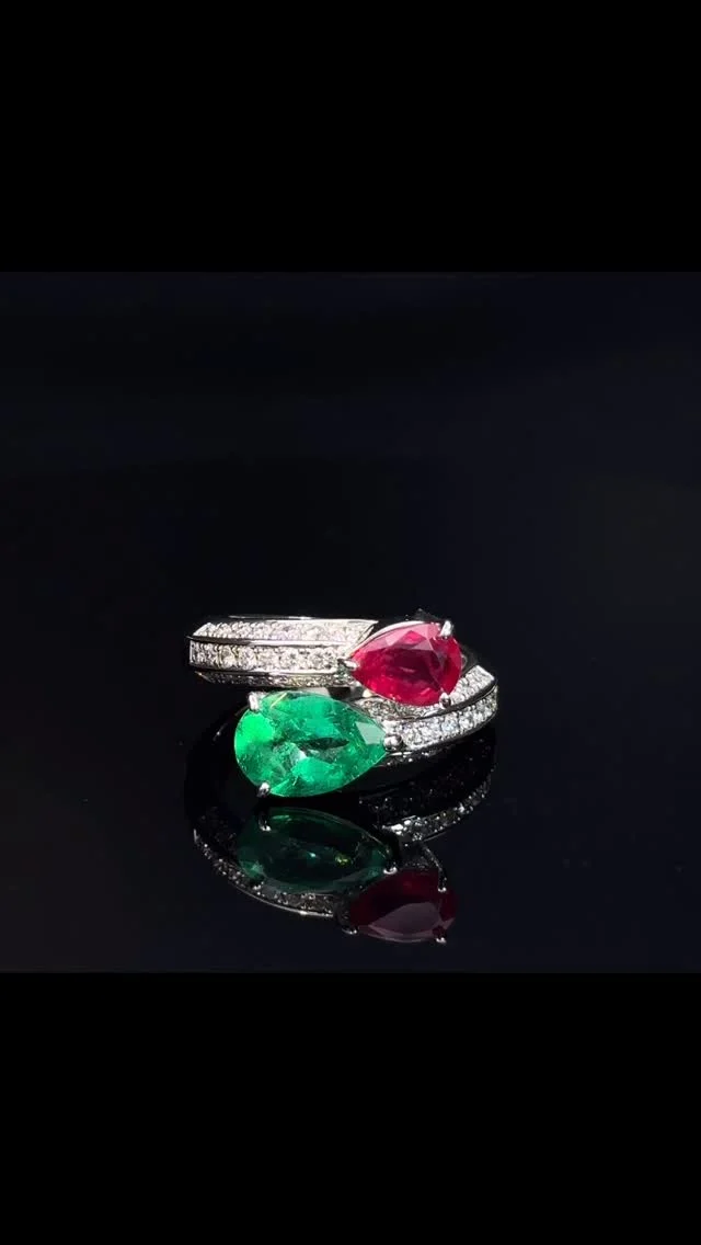 Pt エメラルド/ルビー リング
EM 1.682ct （コロンビア産）RB1.320ct （ミャンマー産）D 0.58ct 

エメラルド、ルビー共に最高級産地として知られている、コロンビア産とミャンマー産を使用した鮮やかなグリーンとレッドのコントラストが美しい一点です😊そこにダイヤモンドの輝きが加わり、アグレッシブな存在感が漂います✨

《金・プラチナ製品買取》
使わなくなったネックレス、壊れたリングなど地金製品を高額査定で買い取り致します。 宝石の買取もご相談下さい。

《毛皮・宝石下取り》
使わなくなった毛皮製品、宝石をお支払いの一部にご利用いただけます。

#ダイヤモンド 
#エメラルド 
#ルビー 
#ラグジュアリー 
#銀座 
#銀座6丁目 
#交詢ビル 
#jewery 
#diamond 
#emerald 
#ruby 
#ginza 
#ginza6 
#ginzasix
#買取 
#買取り 
#钻石 ダイヤモンド
#帕拉伊巴碧玺 パライバトルマリン
#红宝石 ルビー
#蓝宝石 サファイア
#翠 エメラルド
#亚历山大变石 アレキサンドライト