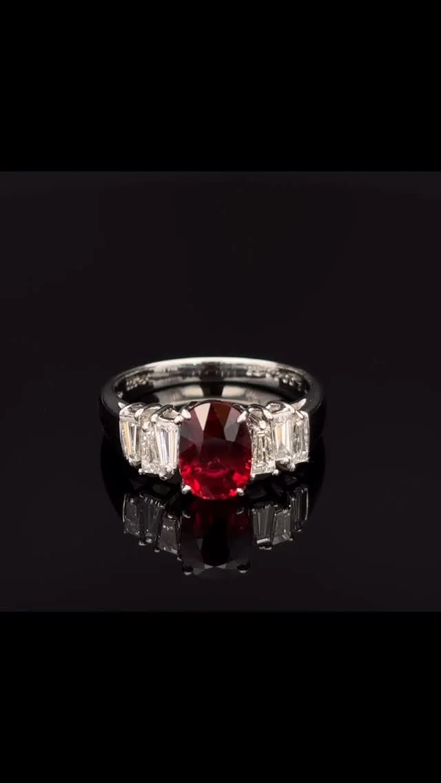 Pt ルビーリング
2.00ct D 0.58ct 

ピジョンブラッド、それはルビーの最高級カラーを言い、一定以上の色の濃さによって認められ、濃過ぎても薄過ぎても認められません。その鮮やかで情熱的な色合いは、「宝石の女王」と呼ばれているのも納得です😊

ルビーの魅力を最大限に引き出しつつ、洗練された品格ある佇まいにしているは、サイドの互い違いにセッティングされたテーパーカットのダイヤモンドのなせる技✨

 

《金・プラチナ製品買取》
使わなくなったネックレス、壊れたリングなど地金製品を高額査定で買い取り致します。 宝石の買取もご相談下さい。

《毛皮・宝石下取り》
使わなくなった毛皮製品、宝石をお支払いの一部にご利用いただけます。

#ダイヤモンド 
#ルビー 
#ピジョンブラッド 
#ラグジュアリー 
#銀座 
#銀座6丁目 
#交詢ビル 
#jewery 
#diamond 
#ruby 
#ginza 
#ginza6 
#ginzasix
#買取 
#買取り 
#钻石 ダイヤモンド
#帕拉伊巴碧玺 パライバトルマリン
#红宝石 ルビー
#蓝宝石 サファイア
#翠 エメラルド
#亚历山大变石 アレキサンドライト