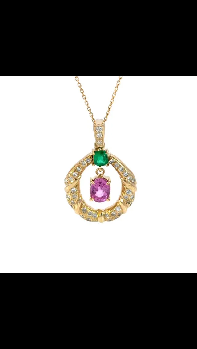 K18 ピンクサファイア/ エメラルド ペンダント
PS1.50ct E0.24ct D0.44ct

キャンディ🍬カラーが可愛いこちらのペンダント。少しヴィンテージ感のあるデザインにセンターで揺れるピンクサファイアは個性的で一見クセが強めですが、着けると意外と合わせやすくバランスの良い一点です😊

《金・プラチナ製品買取》
使わなくなったネックレス、壊れたリングなど地金製品を高額査定で買い取り致します。 宝石の買取もご相談下さい。

《毛皮・宝石下取り》
使わなくなった毛皮製品、宝石をお支払いの一部にご利用いただけます。

#ダイヤモンド 
#サファイア 
#ピンクサファイア 
#エメラルド 
#ラグジュアリー 
#銀座 
#銀座6丁目 
#交詢ビル 
#jewery 
#diamond 
#saphire 
#emerlad 
#ginza 
#ginza6 
#ginzasix
#買取 
#買取り 
#钻石 ダイヤモンド
#帕拉伊巴碧玺 パライバトルマリン
#红宝石 ルビー
#蓝宝石 サファイア
#翠 エメラルド
#亚历山大变石 アレキサンドライト