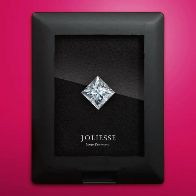 最高に美しい資産商品
それがダイヤモンドです💎

様々なシェイプ(形状)のカッティングがあり
美しさや輝き方もそれぞれに特徴があるので
色々なシェイプをコレクションしてみるのも
ひとつの楽しみです。

写真はプリンセスカット（Princess）のダイヤモンドです。

ジョリエスでは、
高品質なダイヤモンドを、
国際相場を基準にした価値ある卸値価格*で
皆さまにお届けしています。

購入のご検討は
店舗もしくはWebサイトから。

【店舗のご案内】
ジョリエスの店舗は銀座にございます。

場所は銀座6丁目の交詢ビル3Fです。
(1,2Fがバーニーズ・ニューヨークのビルです)

ハイジュエリー販売を始め
資産価値の高いダイヤモンドの💎✨
価格相場の最新情報や
稀少な商品をご提供いたします。

銀座にお越しの際は
ぜひ一度お立ち寄りください♪

*卸値価格とは業者間取引と同様の、仕入れた価格に手数料と最低限の利益を含めた価格で、高級ブランドのような付加価値料金を載せていない価格です。

*ルースダイヤモンドの在庫状況はたえず変化しておりますので最新の情報は店舗までお問い合わせください。

#diamond 
#ダイヤモンド 
#宝石 
#魅力 
#輝き 
#美しい