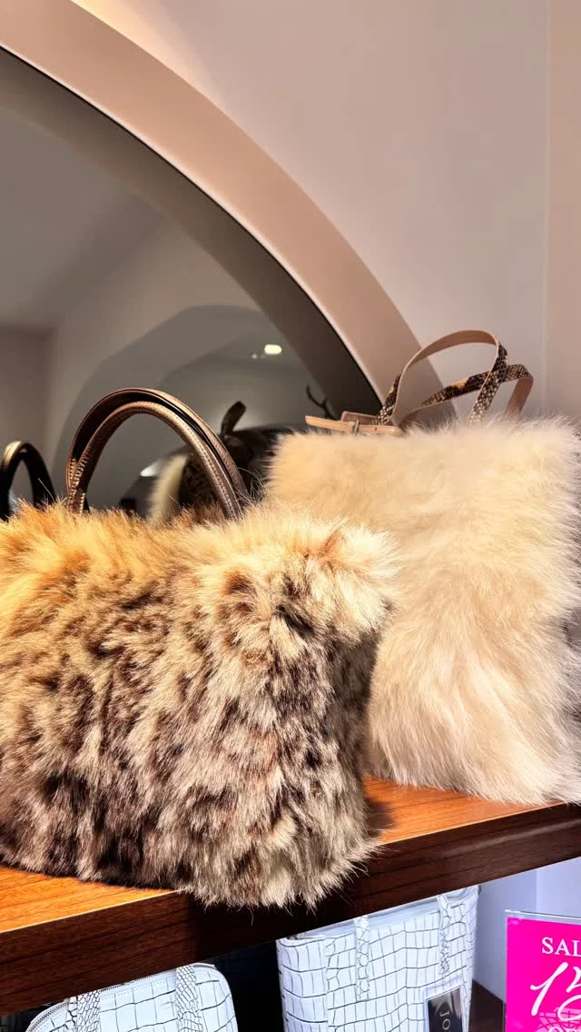 《手前》　スノーレオパード　バッグ

《奥》　フォックス/パイソン　バッグ

ふわふわの毛並みが美しく、冬ならではのオシャレが楽しめるバッグです😊

真っ白いファーのバッグはサイドがパイソンになっており、人と違う個性的なオシャレが好きな方にオススメです😉

《金・プラチナ製品買取》
使わなくなったネックレス、壊れたリングなど地金製品を高額査定で買い取り致します。 宝石の買取もご相談下さい。

《毛皮・宝石下取り》
使わなくなった毛皮製品、宝石をお支払いの一部にご利用いただけます。

#毛皮 
#リアルファー 
#交詢ビル