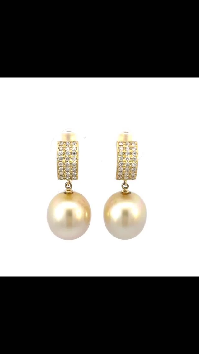 K18 ゴールデンパール イヤリング
12.0mm D0.42ct

テリ艶の良いゴールデンパールにパヴェダイヤの輝き✨は、気品ある華やかさを装いに➕してくれます😊

《金・プラチナ製品買取》
使わなくなったネックレス、壊れたリングなど地金製品を高額査定で買い取り致します。 宝石の買取もご相談下さい。

《毛皮・宝石下取り》
使わなくなった毛皮製品、宝石をお支払いの一部にご利用いただけます。

#南洋真珠 
#ゴールデンパール 
#ダイヤモンド 
ラグジュアリー 
銀座 
銀座6丁目 
交詢ビル 
jewery 
pearl 
diamond 
ginza 
買取 
買取り