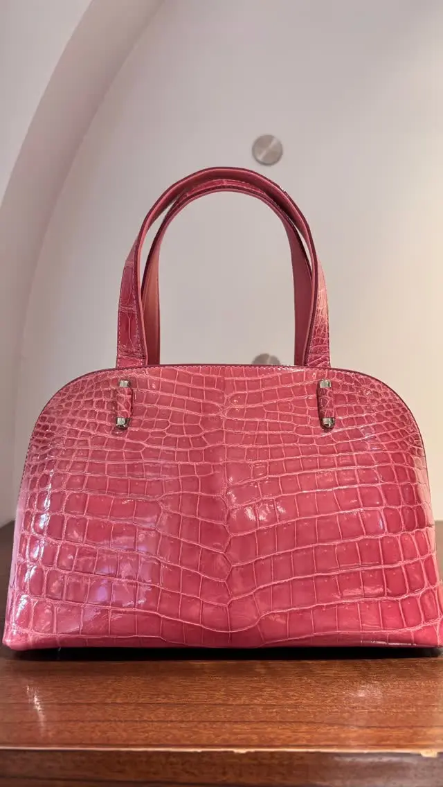 シャイニングクロコダイル　ハンドバッグ

ありそうでない、とってもキレイでキュートなピンク🩷カラー😍
ミニバッグが流行っていますが、小さすぎるとサブバッグが必要になったり荷物を減らしたりでいろいろ大変なことも😩こちらは小さめですが、マチが多めにとってあり、またバッグ両面の内側がポケットになっていたりと、小さめながら収納力は意外とたっぷり🎵型押しではなく、リアルクロコなので、可愛さも高級感も、収納力も兼ね揃えている優秀な一点です😊

銀座ジョリエス
☎️03-6281-4494

《金・プラチナ製品買取》
使わなくなったネックレス、壊れたリングなど地金製品を高額査定で買い取り致します。 宝石の買取もご相談下さい。

《毛皮・宝石下取り》
使わなくなった毛皮製品、宝石をお支払いの一部にご利用いただけます。

#クロコダイル 
#リアルクロコ 
#ラグジュアリー 
#交詢ビル