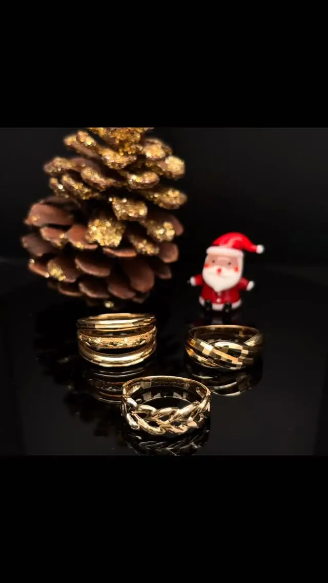 来週はクリスマスですね🎄
今大注目されているゴールド✨
プレゼント🎁にいかがでしょうか？😊

こちらの３点はカッティングがとても美しく、ダイヤモンドなどの宝石の華やかさとはまた違う煌めきがあります😊

《金・プラチナ製品買取》
使わなくなったネックレス、壊れたリングなど地金製品を高額査定で買い取り致します。 宝石の買取もご相談下さい。

《毛皮・宝石下取り》
使わなくなった毛皮製品、宝石をお支払いの一部にご利用いただけます。

#ダイヤモンド 
#ゴールドジュエリー 
#交詢ビル