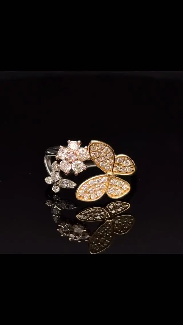PT/K18 ダイヤモンド リング
0.50ct

蝶々とお花のデザインがとてもキュート🩷
身に付けている手元が目に入る度にテンションが上がる可愛さです♪抜け感のあるデザインなので、デイリーユースにもピッタリ😊

《金・プラチナ製品買取》
使わなくなったネックレス、壊れたリングなど地金製品を高額査定で買い取り致します。 宝石の買取もご相談下さい。

《毛皮・宝石下取り》
使わなくなった毛皮製品、宝石をお支払いの一部にご利用いただけます。

#ダイヤモンド 
#ゴールドジュエリー 
#交詢ビル