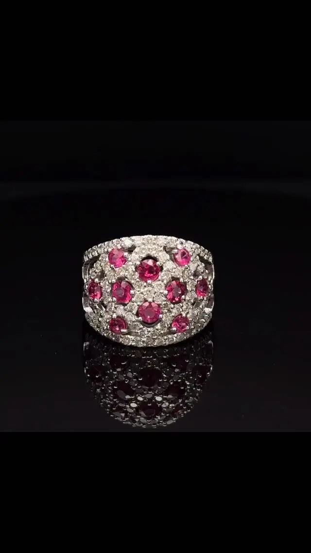 PT ルビー リング
1.24ct / D1.24ct

散りばめられたルビーとダイヤモンドがとてもゴージャスなリングです。紅白のカラーはイベント事の多い年末年始にピッタリな華やかさです😊

【年末年始の店舗営業のご案内】
休業日：2025/12/30(火)〜2026/1/3(土)

《金・プラチナ製品買取》
使わなくなったネックレス、壊れたリングなど地金製品を高額査定で買い取り致します。 宝石の買取もご相談下さい。

《毛皮・宝石下取り》
使わなくなった毛皮製品、宝石をお支払いの一部にご利用いただけます。

#ルビー 
#ダイヤモンド 
#ジュエリー 
#ラグジュアリー 
#交詢ビル