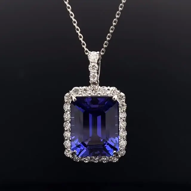 PT タンザナイト ペンダント
11.74ct D1.20ct

深い紫色は気品と気高さが感じられます。これだけ大粒だとゴージャスなのはもちろん迫力がありますね✨

本日、年内最後の営業日となります。
本年も銀座ジョリエスに多くのお客様にご来店いただき誠にありがとうございました！

皆様が素敵な一年の始まりを迎えられますことを心よりお祈り申し上げます。
来年も銀座ジョリエスをどうぞよろしくお願いいたします。

【年末年始の店舗営業のご案内】
休業日：2025/12/30(火)〜2026/1/3(土)
※新年は1/4(日)より通常どおり営業を開始いたします。

ジョリエスの店舗は銀座にございます。

場所は銀座6丁目の交詢ビル3Fです。
(1,2Fがバーニーズ・ニューヨークのビルです)

《金・プラチナ製品買取》
使わなくなったネックレス、壊れたリングなど地金製品を高額査定で買い取り致します。 宝石の買取もご相談下さい。

《毛皮・宝石下取り》
使わなくなった毛皮製品、宝石をお支払いの一部にご利用いただけます。

#タンザナイト 
#ジュエリー 
#交詢ビル