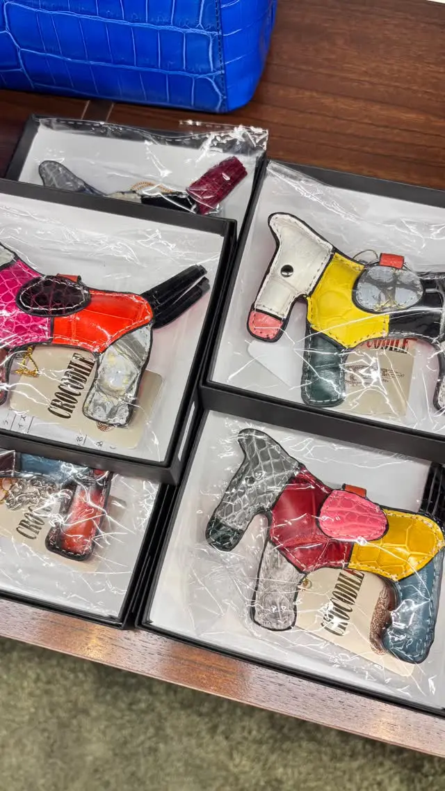 ジュエリーでも毛皮でも無いですが…

今年の干支のお馬さん♪
価格も手頃で可愛いらしく、入荷してもすぐ出てしまう隠れた人気商品です😊

表面のパッチワークはリアルクロコで、裏は牛皮でオレンジ🧡か、グレーブルー🩵の2種類になります。パッチワークなので、どんなバッグにも合わせやすくオススメです😉

《金・プラチナ製品買取》
使わなくなったネックレス、壊れたリングなど地金製品を高額査定で買い取り致します。 宝石の買取もご相談下さい。

《毛皮・宝石下取り》
使わなくなった毛皮製品、宝石をお支払いの一部にご利用いただけます。

#ダイヤモンド 
#ジュエリー 
#ラグジュアリー 
#交詢ビル 
#ジュエリー好きさんと繋がりたい