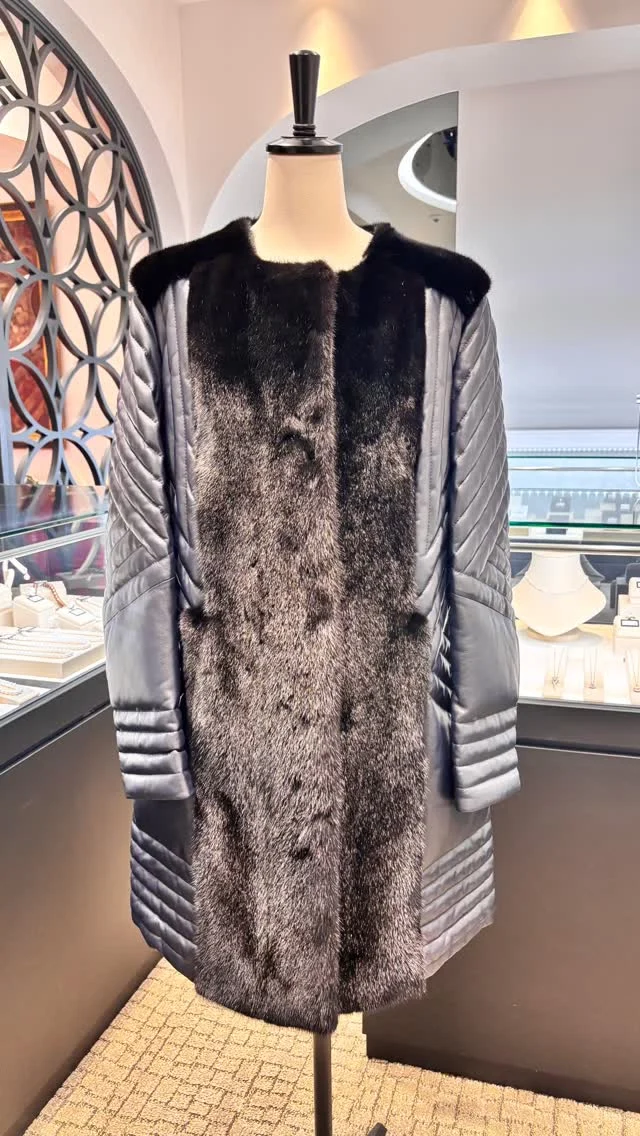 ラムレザー/ミンク コート

本日は大寒とのこと❄️これから日本は寒さが厳しい時期になりますね。寒さが厳しい時期はやはり毛皮はオススメです😊こちらはキルティング調ラムレザーとミンクのコートで、デザインはもちろん、保温性にも優れ、オール毛皮じゃないので場所を選ばず着て頂けるオススメの一点です😊

《金・プラチナ製品買取》
使わなくなったネックレス、壊れたリングなど地金製品を高額査定で買い取り致します。 宝石の買取もご相談下さい。

《毛皮・宝石下取り》
使わなくなった毛皮製品、宝石をお支払いの一部にご利用いただけます。

#毛皮 
#ミンク 
#リアルファー 
#ラグジュアリー 
#交詢ビル