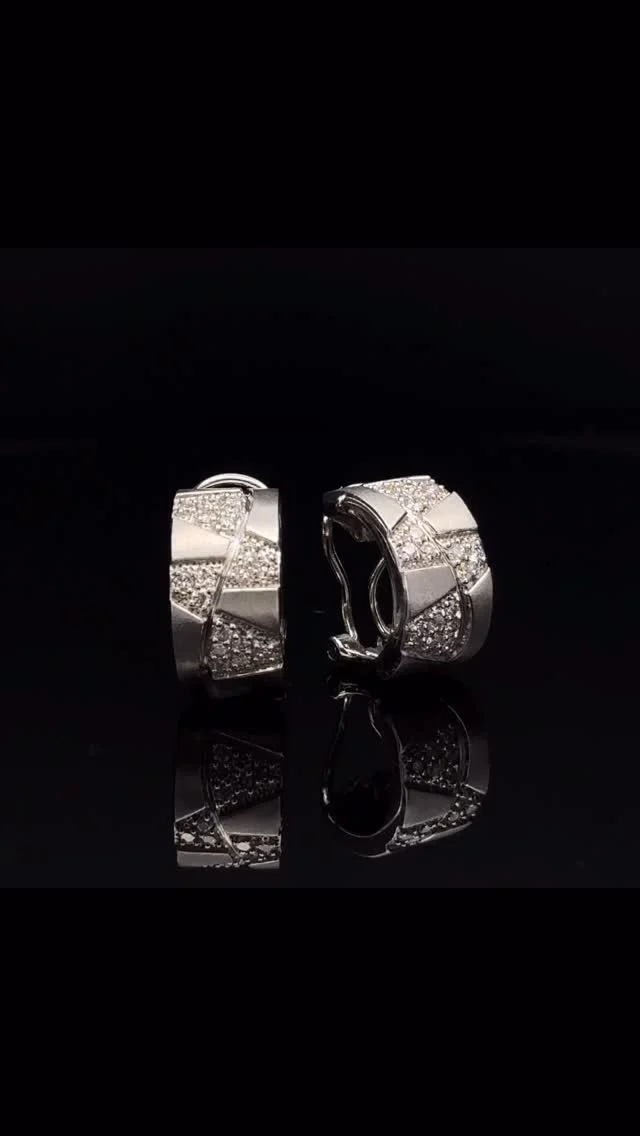 K18WG ダイヤモンド イヤリング
0.40ct

マットな質感とダイヤの輝きが程よい存在感と華やかさを出しています😊デイリーユースからハレの日まで、場所を選ばずお使い頂きやすいデザインです♪クリップと折りたたみ式のピアスポストなので、イヤリングとしてもピアスとしてもお使い頂けます😊

《金・プラチナ製品買取》
使わなくなったネックレス、壊れたリングなど地金製品を高額査定で買い取り致します。 宝石の買取もご相談下さい。

《毛皮・宝石下取り》
使わなくなった毛皮製品、宝石をお支払いの一部にご利用いただけます。

#ダイヤモンド 
#ジュエリー 
#ラグジュアリー 
#交詢ビル 
#ジュエリー好きさんと繋がりたい