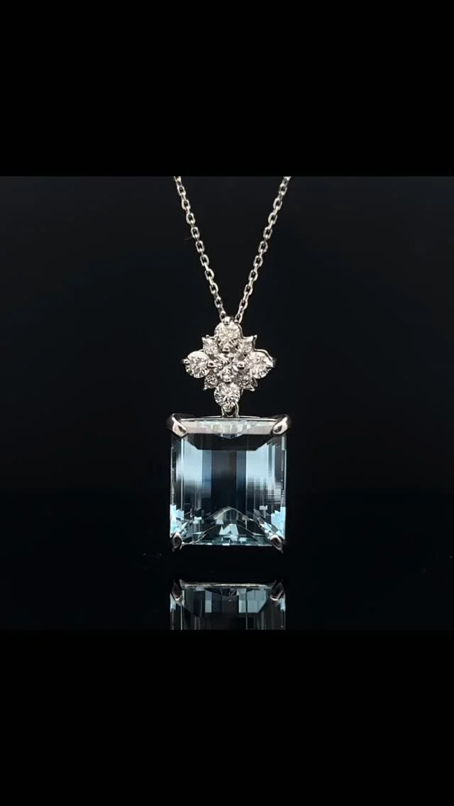 PT アクアマリン ペンダント
8.396ct D0.36ct

透明感のある淡いアクアブルーが美しいペンダント。8ctupの大粒ですが、どことなく繊細な雰囲気がするのはその透き通った水色がなせる技。存在感はありますが、主張し過ぎない上品な華やかさがあります😊

《金・プラチナ製品買取》
使わなくなったネックレス、壊れたリングなど地金製品を高額査定で買い取り致します。 宝石の買取もご相談下さい。

《毛皮・宝石下取り》
使わなくなった毛皮製品、宝石をお支払いの一部にご利用いただけます。

#アクアマリン 
#ジュエリー 
#ラグジュアリー 
#交詢ビル 
#ジュエリー好きさんと繋がりたい