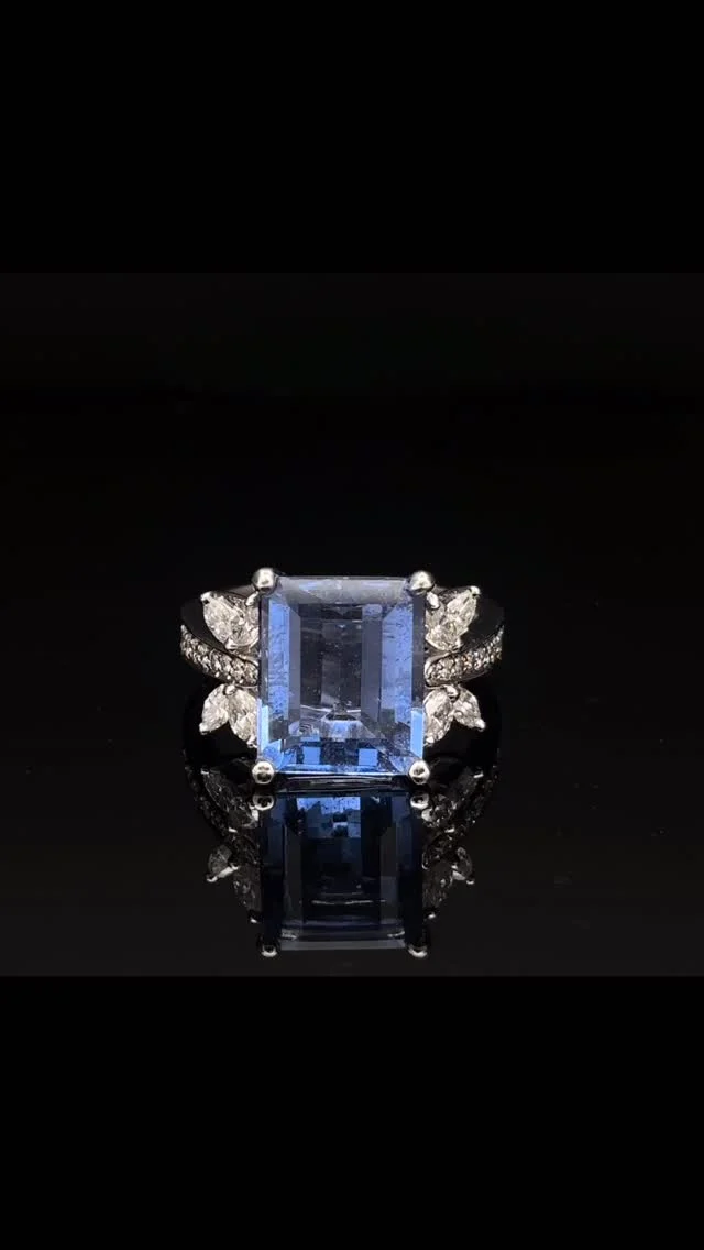 PT フローライト リング
6.830ct D 0.70ct

フローライトは様々なカラーバリエーションを持つ宝石で、紫外線で蛍光する石もあることから、和名では「蛍石」と呼ばれています。

こちらは蛍光はしませんが、写真2枚目と3枚目の様に蛍光灯だと澄んだブルー、室内の白熱灯だとパープルに変化する、変光性を持つカラーチェンジフローライトになります😊淡い澄んだブルーから、魅惑的なパープルへの変化はとても神秘的ですね✨

《金・プラチナ製品買取》
使わなくなったネックレス、壊れたリングなど地金製品を高額査定で買い取り致します。 宝石の買取もご相談下さい。

《毛皮・宝石下取り》
使わなくなった毛皮製品、宝石をお支払いの一部にご利用いただけます。

#ダイヤモンド 
#ジュエリー 
#ラグジュアリー 
#交詢ビル 
#ジュエリー好きさんと繋がりたい