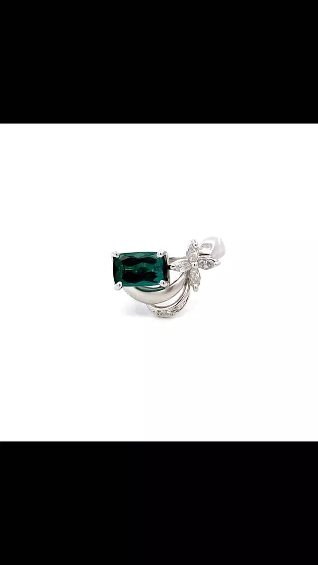 PT グリーントルマリン／ダイヤモンドリング
1.96ct D0.25ct

透明感のあるグリーンとダイヤモンドのお花が春らしい一点です😊

《金・プラチナ製品買取》
使わなくなったネックレス、壊れたリングなど地金製品を高額査定で買い取り致します。 宝石の買取もご相談下さい。

《毛皮・宝石下取り》
使わなくなった毛皮製品、宝石をお支払いの一部にご利用いただけます。

ダイヤモンド 
ジュエリー 
ラグジュアリー 
交詢ビル 
ジュエリー好きさんと繋がりたい