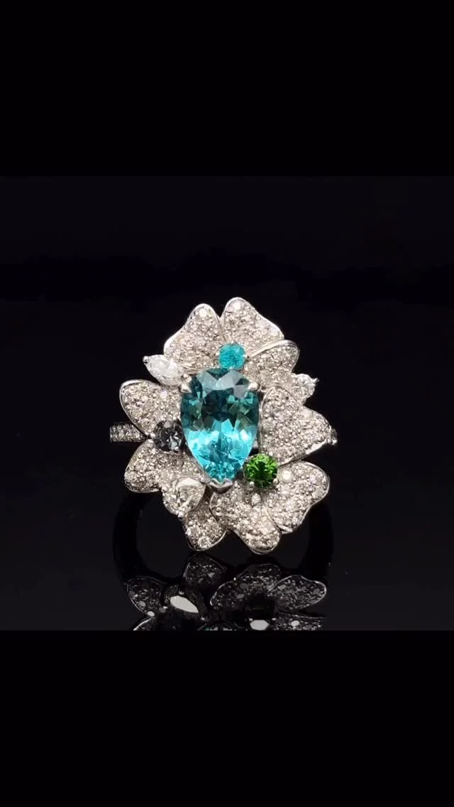 PT パライバトルマリン リング
2.059ct
D 1.04ct マルチ0.34ct

2ctupの大粒パライバトルマリンに、小粒ながらピリッとアクセントになっているアレキサンドライトやグリーンガーネット。周りを取り囲むダイヤモンドは、その美しさをより一層豪華で優雅なものにしています😊

#ダイヤモンド 
#パライバトルマリン
#ジュエリー 
#ラグジュアリー 
#ジュエリー好きさんと繋がりたい