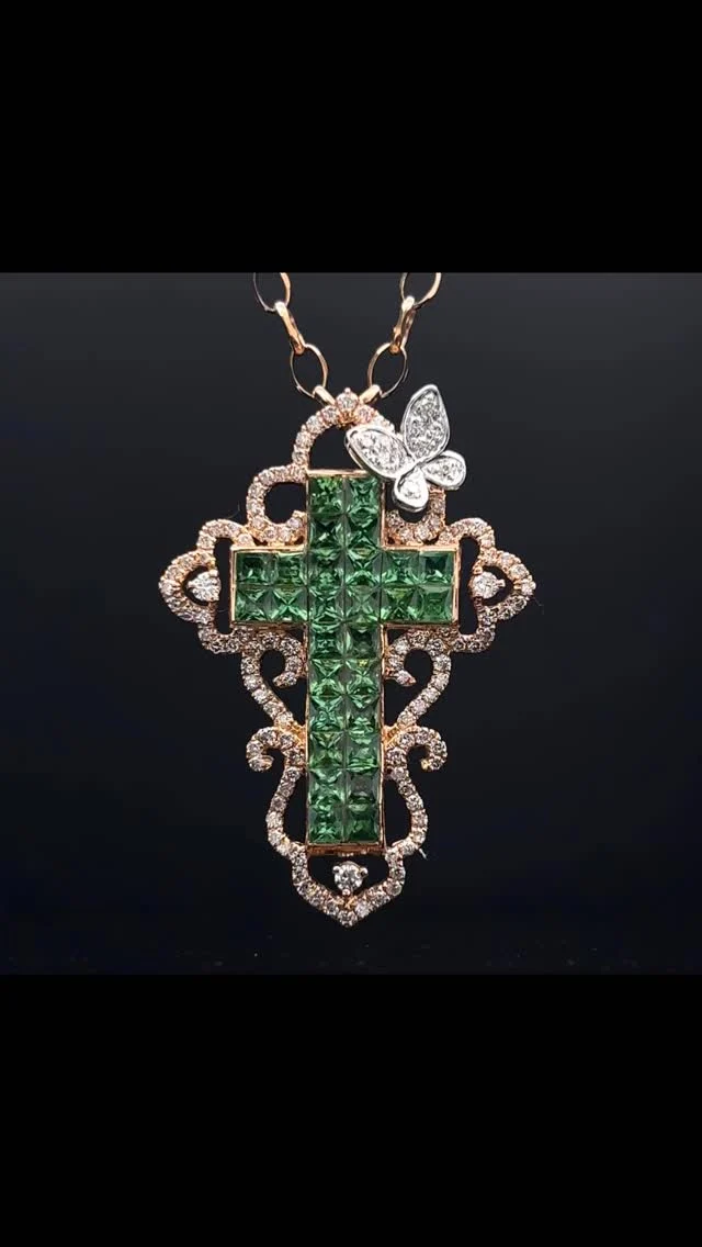 K18 グリーンガーネット ペンダント
2.170ct
D 0.60ct

存在感のある鮮やかなグリーンガーネットのクロスに、対照的に繊細なデザインが施されたペンダント。そこにちょこんと止まっている蝶々🦋がなんともキュート🩷なかなかに珍しいデザインのペンダントです😊

《金・プラチナ製品買取》
使わなくなったネックレス、壊れたリングなど地金製品を高額査定で買い取り致します。 宝石の買取もご相談下さい。

《毛皮・宝石下取り》
使わなくなった毛皮製品、宝石をお支払いの一部にご利用いただけます。

#ダイヤモンド 
#ジュエリー 
#ラグジュアリー 
#交詢ビル 
#ジュエリー好きさんと繋がりたい
