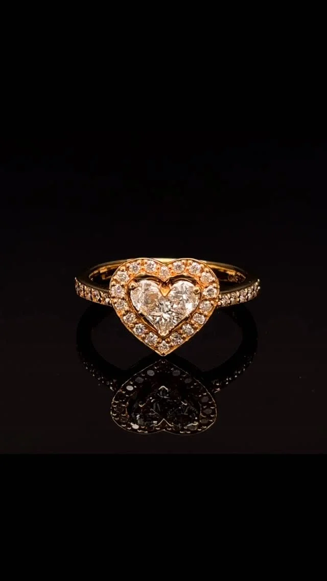 K18 ダイヤモンド リング
0.45ct 0.30ct

定番かつ不動の人気のハートモチーフ🩷
取り巻き、サイドにもあしらわれたメレダイヤモンドが華やかで大人の女性にもピッタリの一点です😊

《金・プラチナ製品買取》
使わなくなったネックレス、壊れたリングなど地金製品を高額査定で買い取り致します。 宝石の買取もご相談下さい。

《毛皮・宝石下取り》
使わなくなった毛皮製品、宝石をお支払いの一部にご利用いただけます。

#ダイヤモンド 
#ジュエリー 
#ラグジュアリー 
#交詢ビル 
#ジュエリー好きさんと繋がりたい