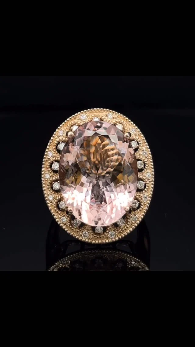 K18 モルガナイト リング
13.97ct
D 0.30ct

14ct近い大きさがあるモルガナイト。どこか優雅な貫禄を感じるのは、存在感と迫力のある大きさでありながらその柔らかい色合いと、周りのダイヤモンドの繊細な細工の絶妙なバランスがあるからでしょうか😊

《金・プラチナ製品買取》
使わなくなったネックレス、壊れたリングなど地金製品を高額査定で買い取り致します。 宝石の買取もご相談下さい。

《毛皮・宝石下取り》
使わなくなった毛皮製品、宝石をお支払いの一部にご利用いただけます。

#ダイヤモンド 
#ジュエリー 
#ラグジュアリー 
#交詢ビル 
#ジュエリー好きさんと繋がりたい