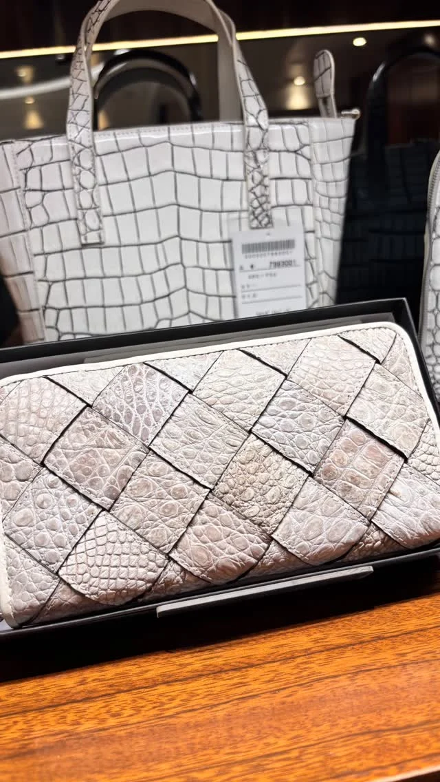 クロコダイルを編んだデザインがオシャレな長財布です😊一枚皮じゃないので、クロコダイルの腑模様がそれぞれ違いとても素敵な一点です✨

《金・プラチナ製品買取》
使わなくなったネックレス、壊れたリングなど地金製品を高額査定で買い取り致します。 宝石の買取もご相談下さい。

《毛皮・宝石下取り》
使わなくなった毛皮製品、宝石をお支払いの一部にご利用いただけます。

#クロコダイル 
#ジュエリー 
#ラグジュアリー 
#交詢ビル