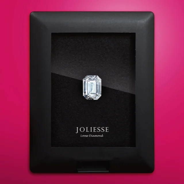 最高に美しい資産商品
それがダイヤモンドです💎

様々なシェイプ(形状)のカッティングがあり
美しさや輝き方もそれぞれに特徴があるので
色々なシェイプをコレクションしてみるのも
ひとつの楽しみです。

写真はエメラルドカット（Emerald）のダイヤモンドです。

ジョリエスでは、
高品質なダイヤモンドを、
国際相場を基準にした価値ある卸値価格*で
皆さまにお届けしています。

購入のご検討は
店舗もしくはWebサイトから。

【店舗のご案内】
ジョリエスの店舗は銀座にございます。

場所は銀座6丁目の交詢ビル3Fです。
(1,2Fがバーニーズ・ニューヨークのビルです)

ハイジュエリー販売を始め
資産価値の高いダイヤモンドの💎✨
価格相場の最新情報や
稀少な商品をご提供いたします。

銀座にお越しの際は
ぜひ一度お立ち寄りください♪

*卸値価格とは業者間取引と同様の、仕入れた価格に手数料と最低限の利益を含めた価格で、高級ブランドのような付加価値料金を載せていない価格です。

*ルースダイヤモンドの在庫状況はたえず変化しておりますので最新の情報は店舗までお問い合わせください。

#diamond #ダイヤモンド #宝石 #資産 #魅力