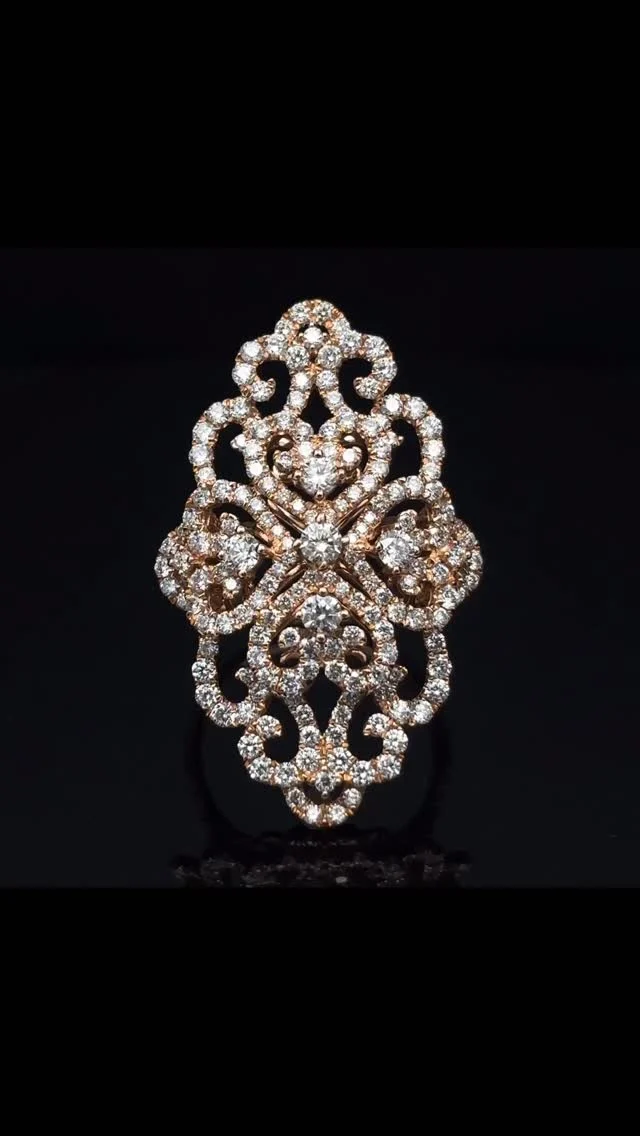 K18PG ダイヤモンド リング
2.410ct

2ctupのメレダイヤモンドを使用し、繊細で気品のある華やかさは、指先だけでなくあなた自身をも輝かすシャンデリア✨のようです😊

《金・プラチナ製品買取》
使わなくなったネックレス、壊れたリングなど地金製品を高額査定で買い取り致します。 宝石の買取もご相談下さい。

《毛皮・宝石下取り》
使わなくなった毛皮製品、宝石をお支払いの一部にご利用いただけます。

#ダイヤモンド 
#ジュエリー 
#ラグジュアリー 
#交詢ビル 
#ジュエリー好きさんと繋がりたい