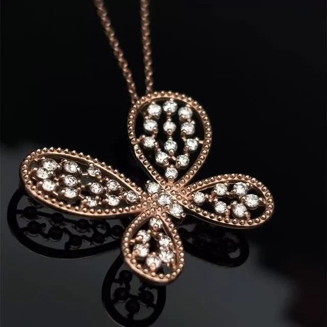 K18PG ダイヤモンド ペンダント
0.50ct 

大きめなバタフライモチーフですが、繊細で透かしのあるデザインは付け心地は軽く、程よくアクセントになる一点です😊

《金・プラチナ製品買取》
使わなくなったネックレス、壊れたリングなど地金製品を高額査定で買い取り致します。 宝石の買取もご相談下さい。

《毛皮・宝石下取り》
使わなくなった毛皮製品、宝石をお支払いの一部にご利用いただけます。

#ダイヤモンド 
#ジュエリー 
#ラグジュアリー 
#交詢ビル 
#ジュエリー好きさんと繋がりたい