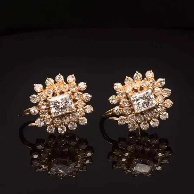K18ダイヤモンド イヤリング
0.842ct 0.910ct

繊細で何処かクラシカルな雰囲気のあるイヤリング✨キラキラとしたダイヤモンドの輝きが素敵な横顔を演出してくれそうです😊

《金・プラチナ製品買取》
使わなくなったネックレス、壊れたリングなど地金製品を高額査定で買い取り致します。 宝石の買取もご相談下さい。

《毛皮・宝石下取り》
使わなくなった毛皮製品、宝石をお支払いの一部にご利用いただけます。

#ダイヤモンド 
#ジュエリー 
#ラグジュアリー 
#交詢ビル 
#ジュエリー好きさんと繋がりたい