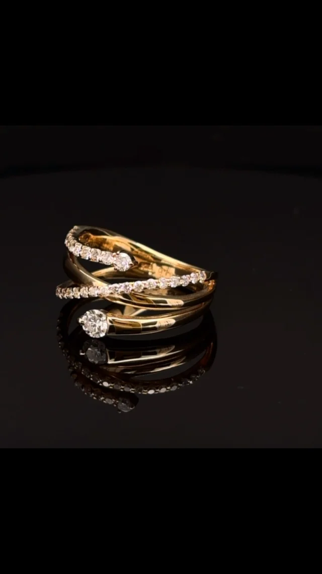 K18 ダイヤモンド リング
0.196ct 0.43ct

螺旋が交差するようなデザインは、ボリュームがありながらもスッキリとしたデザインで遊び心があります😊

《金・プラチナ製品買取》
使わなくなったネックレス、壊れたリングなど地金製品を高額査定で買い取り致します。 宝石の買取もご相談下さい。

《毛皮・宝石下取り》
使わなくなった毛皮製品、宝石をお支払いの一部にご利用いただけます。

#ダイヤモンド 
#ジュエリー 
#ラグジュアリー 
#交詢ビル 
#ジュエリー好きと繋がりたい