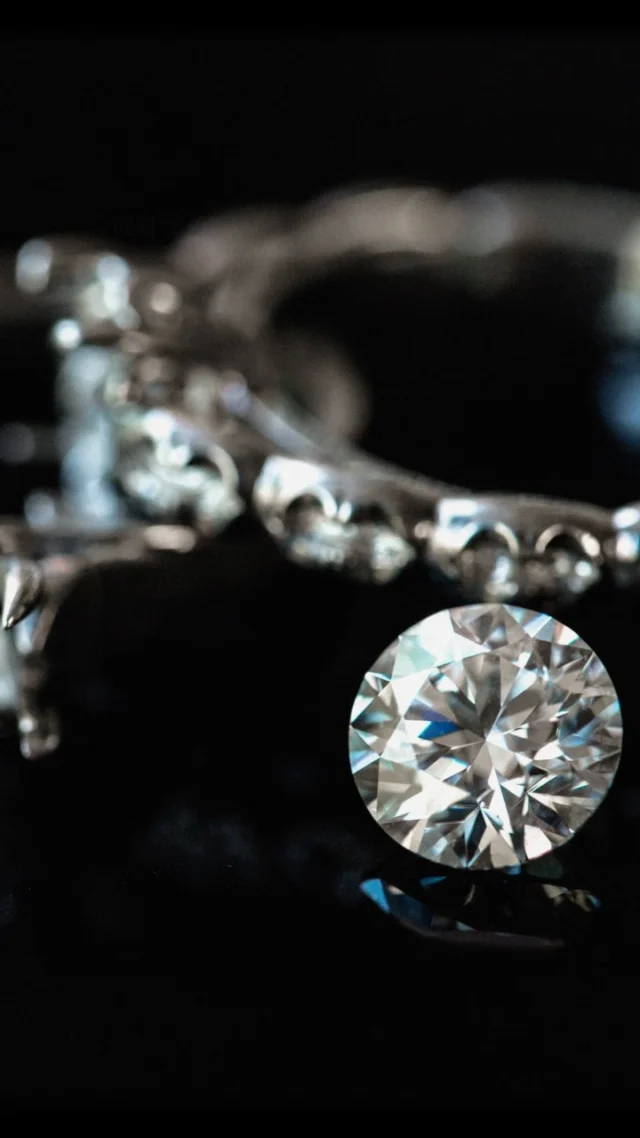 💍ダイヤモンドジュエリーは
リングやネックレスに加工されていても、
ダイヤモンド自体がとても硬質で
品質がほとんど変化しないため、
再びルース(裸石)に戻すことも容易です。

ダイヤモンドは小さく軽いのに高価値であり、
資産商品として所有する上で、
大きな場所も取らず保管性にたいへん優れており、世界の富裕層も多く保有しています。

ジョリエスでは、資産商品としての
高品質なダイヤモンドを、
国際相場を基準に価値ある価格で
皆さまにお届けしています。

購入のご検討は
店頭もしくはWebサイトから。

【店舗のご案内】
ジョリエスの店舗は銀座にございます。

場所は銀座6丁目の交詢ビル3Fです。
(1,2Fがバーニーズ・ニューヨークのビルです)

《宝石下取りで商品購入も》
店舗では、資産ダイヤモンドだけでなく
希少な宝石を使用したハイジュエリーも販売しております。
また、お手持ちの古くなったジュエリーを下取り、 
資産ダイヤモンドやジュエリー商品の
購入代金の一部にあてることができます。 
(下取りの査定についてはお問い合わせください) 

銀座にお越しの際は
ぜひ一度お立ち寄りください♪

#diamond #宝石 #ダイヤモンド #jewelry #ジュエリー
