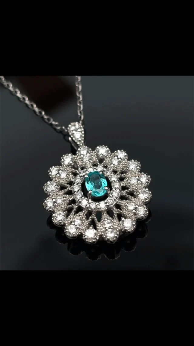 PTパライバトルマリン ペンダント
0.21ct（BR） D0.51ct

細やかなミル打ちや透かし模様に稀少なブラジル産パライバトルマリンがアクセントとなり、クラッシックな雰囲気を感じつつも洗練された輝きがあります😊

《金・プラチナ製品買取》
使わなくなったネックレス、壊れたリングなど地金製品を高額査定で買い取り致します。 宝石の買取もご相談下さい。

《毛皮・宝石下取り》
使わなくなった毛皮製品、宝石をお支払いの一部にご利用いただけます。

#ダイヤモンド 
#ジュエリー 
#ラグジュアリー 
#交詢ビル 
#ジュエリー好きさんと繋がりたい
