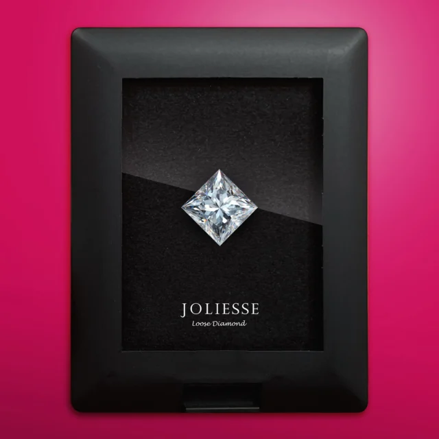 最高に美しい資産商品
それがダイヤモンドです💎

様々なシェイプ(形状)のカッティングがあり
美しさや輝き方もそれぞれに特徴があるので
色々なシェイプをコレクションしてみるのも
ひとつの楽しみです。

写真はプリンセスカット（Princess）のダイヤモンドです。

ジョリエスでは、
高品質なダイヤモンドを、
国際相場を基準にした価値ある卸値価格*で
皆さまにお届けしています。

購入のご検討は
店舗もしくはWebサイトから。

【店舗のご案内】
ジョリエスの店舗は銀座にございます。

場所は銀座6丁目の交詢ビル3Fです。
(1,2Fがバーニーズ・ニューヨークのビルです)

ハイジュエリー販売を始め
資産価値の高いダイヤモンドの💎✨
価格相場の最新情報や
稀少な商品をご提供いたします。

銀座にお越しの際は
ぜひ一度お立ち寄りください♪

*卸値価格とは業者間取引と同様の、仕入れた価格に手数料と最低限の利益を含めた価格で、高級ブランドのような付加価値料金を載せていない価格です。

*ルースダイヤモンドの在庫状況はたえず変化しておりますので最新の情報は店舗までお問い合わせください。

#diamond #ダイヤモンド #宝石 #プリンセス #資産