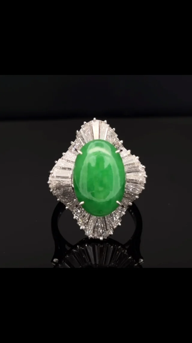 PT ヒスイ/ダイヤモンド リング
6.550ct D3.680ct 

目を惹きつける深みのある鮮やかなグリーンが美しい大粒の翡翠✨その翡翠を取り巻くのは贅沢に配されたテーパーダイヤモンド✨クラシカルな気品と現代的な存在感はまさに主役級ジュエリーです😊

《金・プラチナ製品買取》
使わなくなったネックレス、壊れたリングなど地金製品を高額査定で買い取り致します。 宝石の買取もご相談下さい。

《毛皮・宝石下取り》
使わなくなった毛皮製品、宝石をお支払いの一部にご利用いただけます。

#ダイヤモンド 
#ジュエリー 
#ラグジュアリー 
#交詢ビル 
#ジュエリー好きさんと繋がりたい