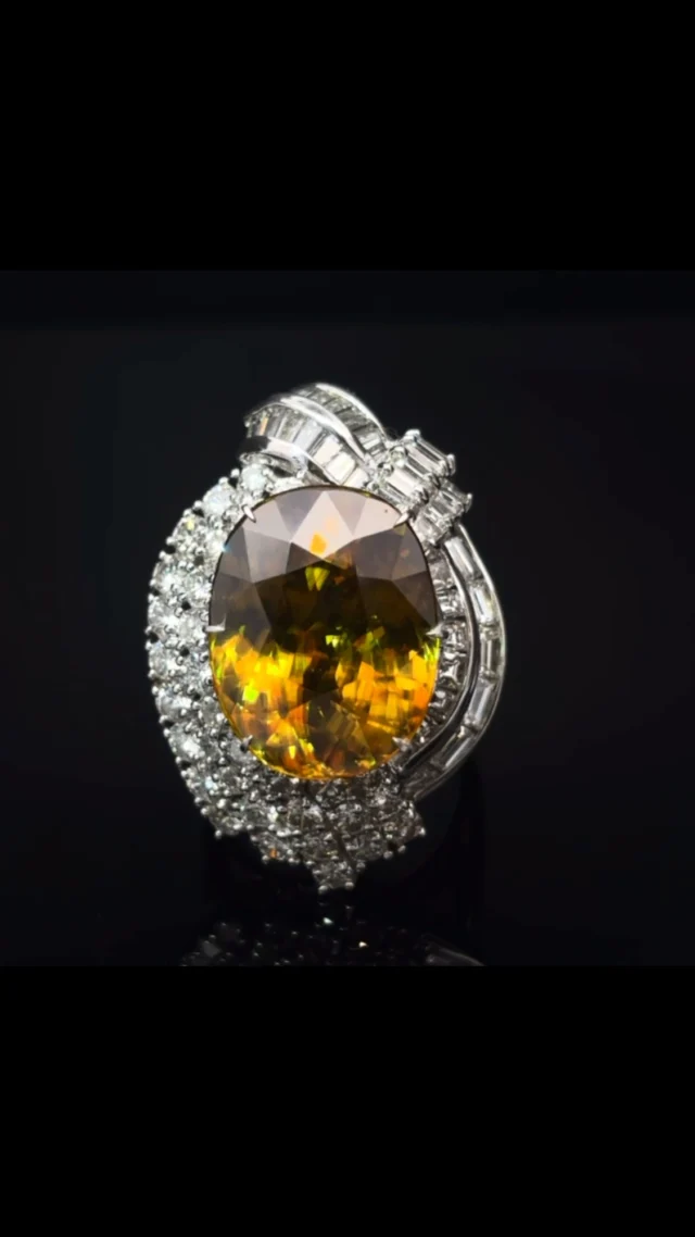 PTスフェーン リング
18.65ct D 3.65ct

強い虹色の輝き（ファイア）を持つスフェーン。黄緑色からグリーン、ブラウン系の色味が多く、宝石品質で美しくカットされるものが少ない為稀少石としては扱われています。18ctupのこれだけ大きいものは本当に稀少でなかなか店頭では出会えません。角度によって表情を変えるその美しい色彩、贅沢に配されたダイヤモンドの煌めきはまさにラグジュアリーな逸品です😊

#ダイヤモンド 
#ジュエリー 
#ラグジュアリー 
#スフェーン 
#ジュエリー好きさんと繋がりたい